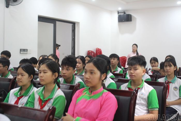 Đại biểu và các em học sinh tham dự buổi lễ.