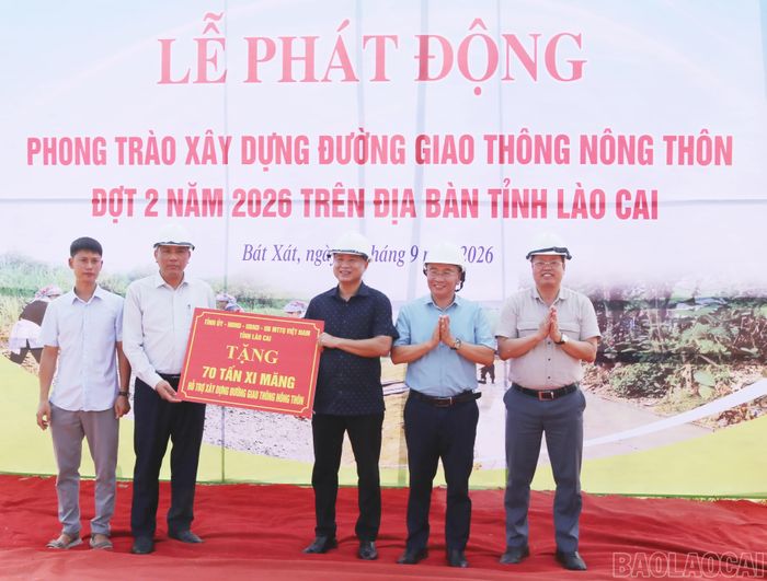 Tặng 70 tấn xi măng hỗ trợ làm đường giao thông nông thôn trên địa bàn xã Bát Xát.