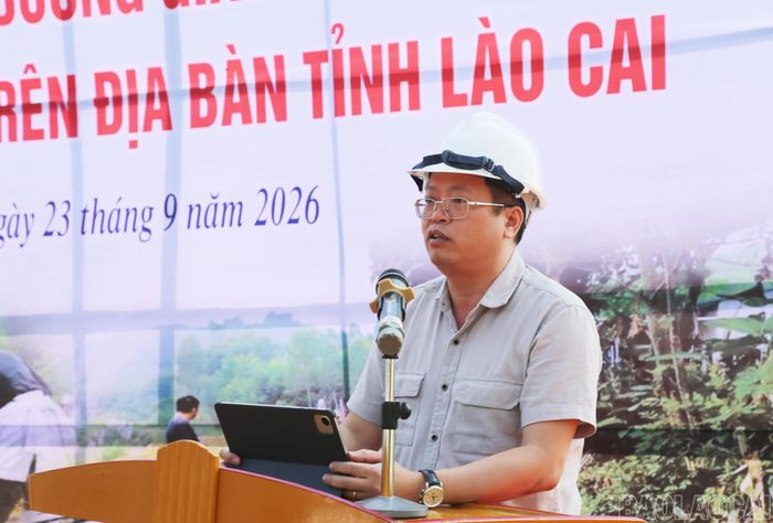Chủ tịch UBND xã Bát Xát phát động phong trào làm đường giao thông nông thôn.