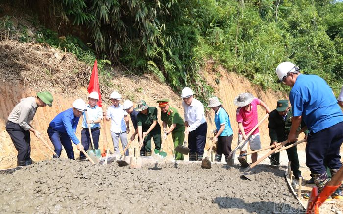Phó Bí thư Thường trực Tỉnh ủy Hoàng Giang cùng cán bộ, đảng viên, Nhân dân tham gia đổ bê tông tuyến đường Po Hà - San Lùng (tuyến 2).