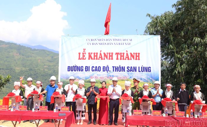 Khánh thành và đưa vào sử dụng công trình đường đi Cao Độ, thôn San Lùng.