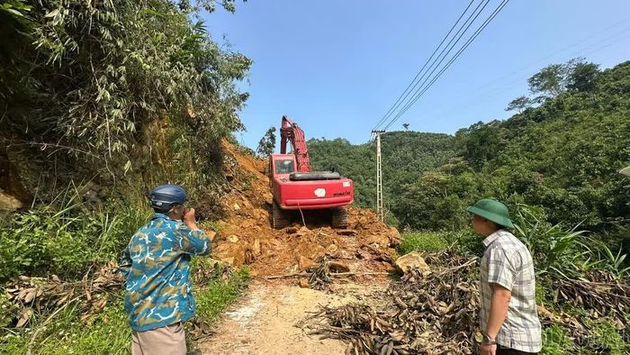 Máy xúc và phương tiện cơ giới được huy động, khẩn trương san gạt đất đá để giải phóng mặt bằng.