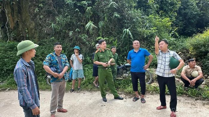 Đại diện chính quyền địa phương và lực lượng chức năng trực tiếp có mặt tại hiện trường để kiểm tra, chỉ đạo công tác khắc phục sự cố.