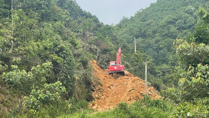 Toàn cảnh mái taluy sạt lở từ trên cao, đổ ập hàng ngàn khối đất đá xuống tuyến đường đi thôn Gốc Gạo.
