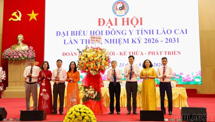 Thầy thuốc Nhân dân Nguyễn Văn Dung - Phó Chủ tịch Trung ương Hội Đông y Việt Nam tặng hoa chúc mừng Đại hội.