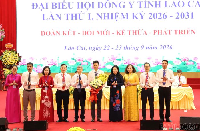 Đồng chí Vũ Thị Hiền Hạnh - Phó Chủ tịch UBND tỉnh tặng hoa chúc mừng Đoàn đại biểu đi dự Đại hội cấp trên.