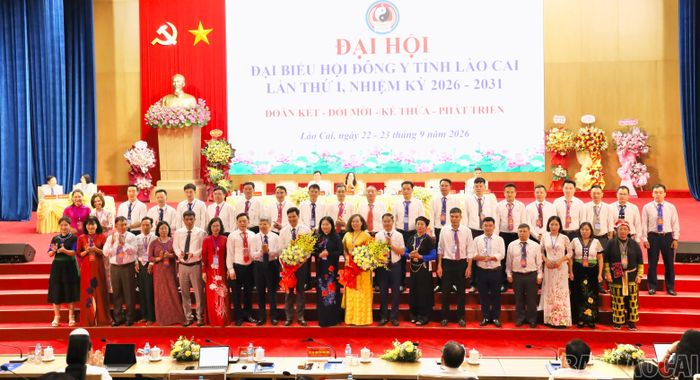 Các đồng chí lãnh đạo tỉnh, lãnh đạo Trung ương Hội Đông y Việt Nam chúc mừng Ban Chấp hành Hội Đông y tỉnh khoá I.