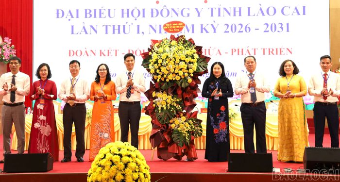 Các đồng chí lãnh đạo tỉnh tặng hoa chúc mừng Đại hội.