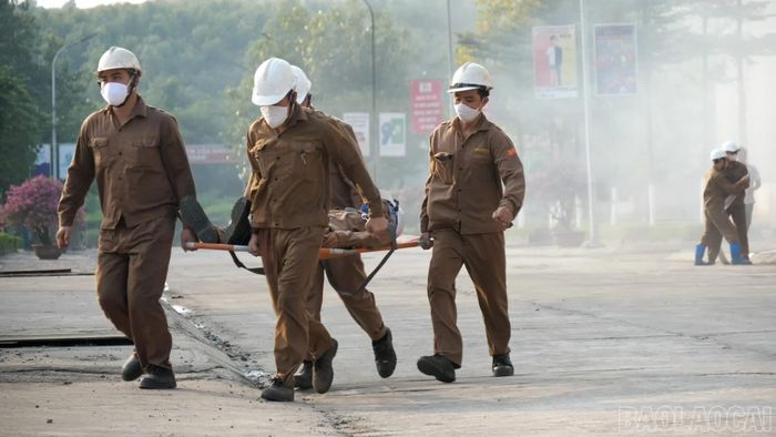 Các lực lượng phối nhịp nhàng, thực hiện nhuần nhuyễn các giai đoạn chữa cháy, cứu nạn, cứu hộ.