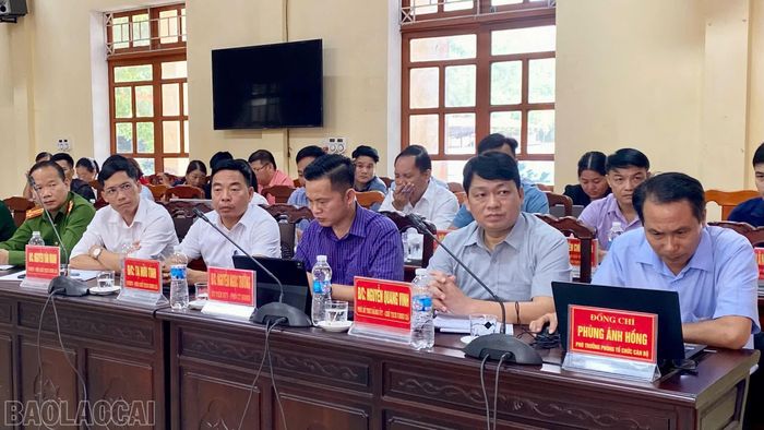 Các đại biểu tham dự buổi làm việc.