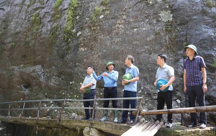Đồng chí Phó Chủ tịch Thường trực UBND tỉnh Ngô Hạnh Phúc khảo sát đường tiếp cận và khu vực Thác Rồng.