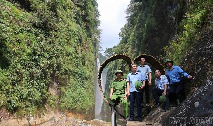 Đồng chí Phó Chủ tịch Thường trực UBND tỉnh mong muốn xã Mường Hum khai thác hiệu quả tiềm năng du lịch gắn với tạo sinh kế, nâng cao thu nhập cho đồng bào các dân tộc trên địa bàn.