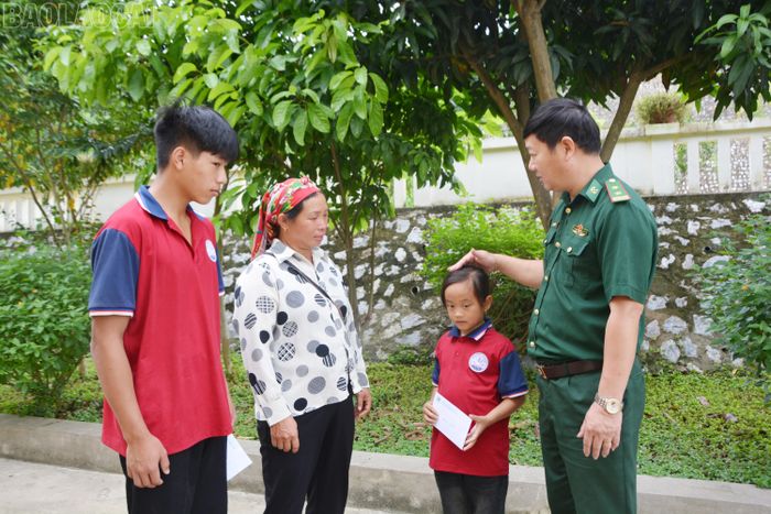 Trung tá Phạm Hồng Thi - Chính trị viên Đồn Biên phòng Bát Xát thường xuyên gặp gỡ, thăm hỏi, động viên gia đình các cháu học sinh có hoàn cảnh khó khăn ở địa phương.