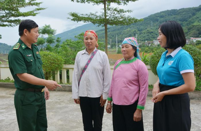 Trung tá Phạm Hồng Thi luôn gần gũi, xây dựng mối quan hệ gắn bó với người dân trên địa bàn đơn vị quản lý.