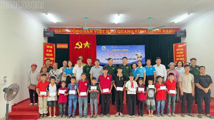 Đồn Biên phòng Bát Xát trao kinh phí hỗ trợ học sinh trong chương trình "Mẹ đỡ đầu"