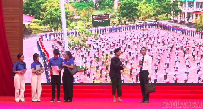 Các thí sinh thể hiện phần thi.