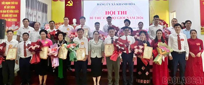 Ban tổ chức trao giải cho các thí sinh.