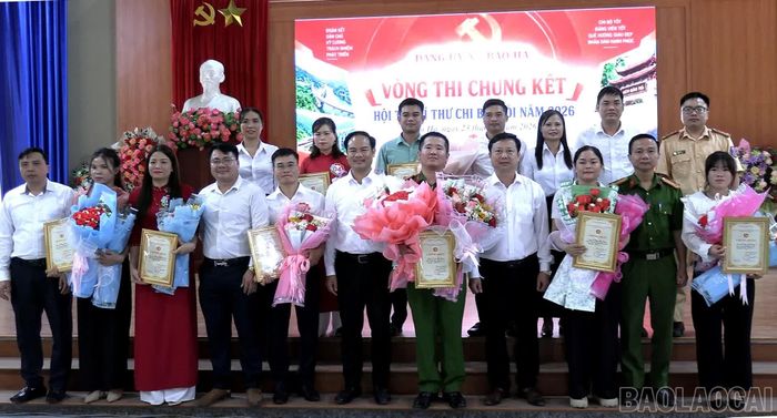 Các đại biểu chụp ảnh lưu niệm cùng các thí sinh.