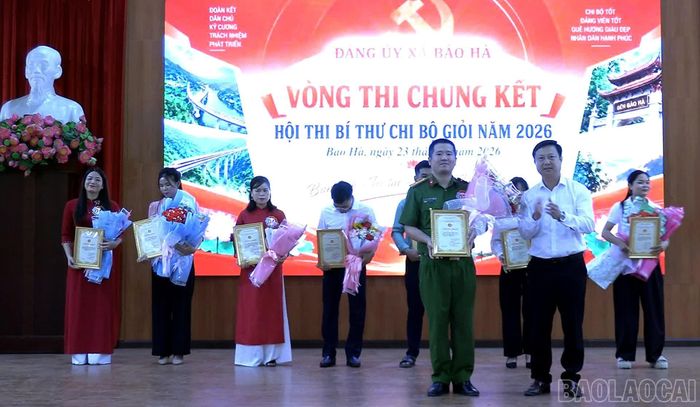 Ban tổ chức trao giải Nhất cho thí sinh Bùi Hữu Nam - Phó Bí thư Đảng bộ Công an xã.