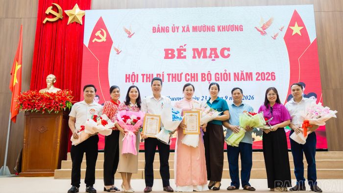 Ban tổ chức trao giải cho các thí sinh tham dự hội thi.