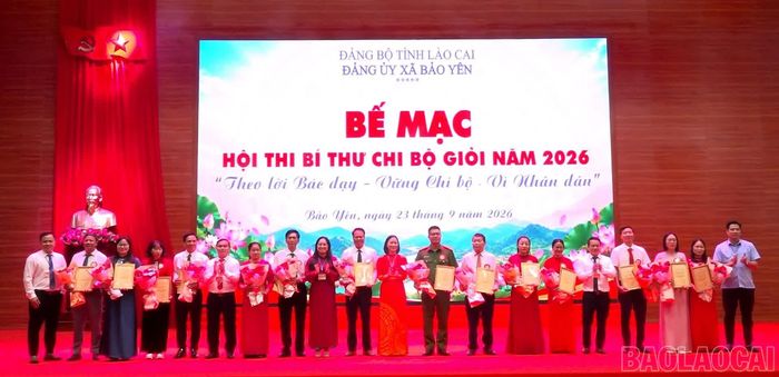 Ban tổ chức trao giải cho các thí sinh xuất sắc.