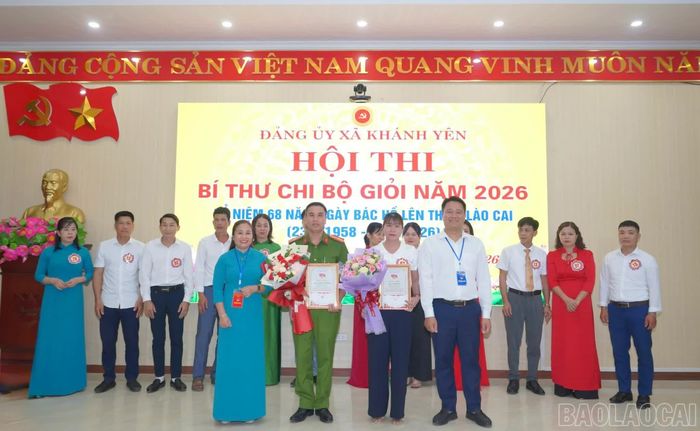 Ban tổ chức trao giải cho các thí sinh đoạt giải triển vọng.