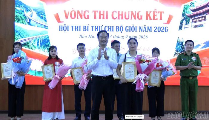 Trao giải Nhì cho các thí sinh.