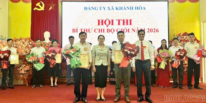 Ban tổ chức trao giải Nhất cho 2 thí sinh xuất sắc.