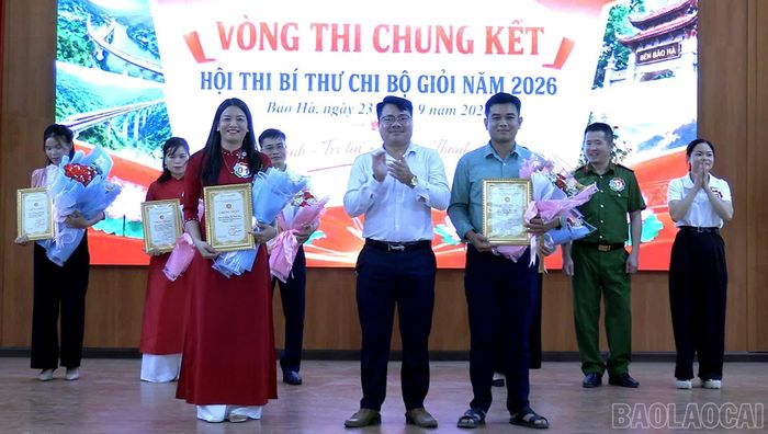 Trao giải Ba cho các thí sinh.