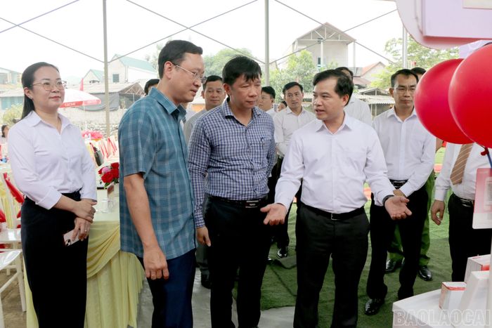 Lãnh đạo xã Bảo Ái giới thiệu các tiện ích số với các đại biểu tại chương trình.
