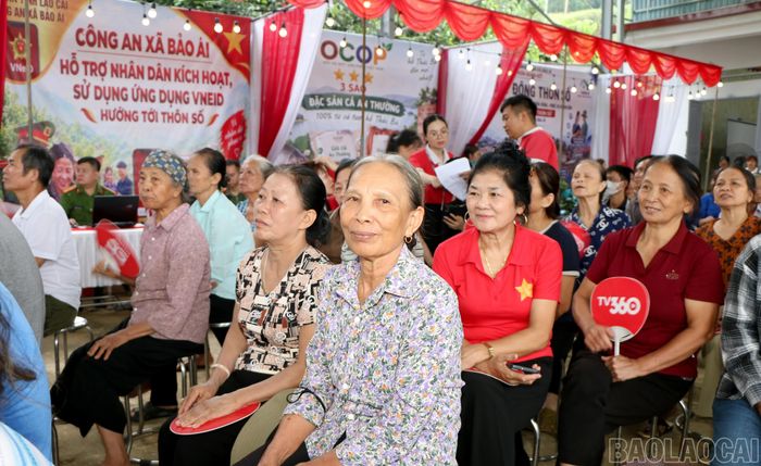 Nhân dân thôn Đoàn Kết tham dự chương trình.
