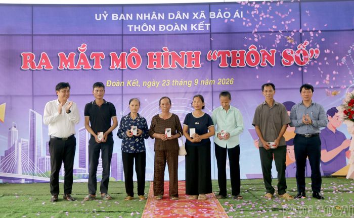 Lãnh đạo Viettel Lào Cai và xã Bảo Ái tặng điện thoại thông minh cho các hộ dân tại thôn Đoàn Kết.