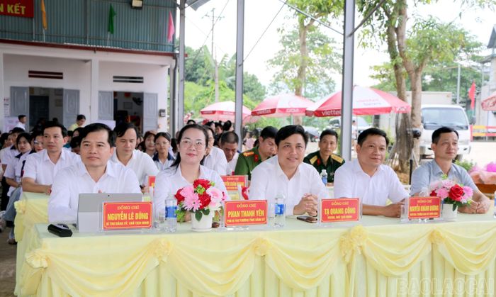 Các đại biểu tham dự chương trình.
