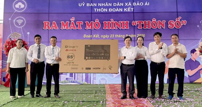 Lãnh đạo xã Yên Bình tặng tivi cho thôn Đoàn Kết.