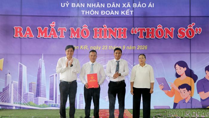 Lãnh đạo xã Bảo Ái trao quyết định công nhận "Thôn số" cho thôn Đoàn Kết.