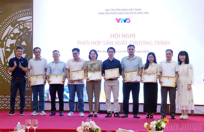 VTV5 tặng Giấy khen cho các cộng tác viên đã có đóng góp tích cực trong công việc phối hợp sản xuất chương trình với Trung tâm Truyền thông Dân tộc và Nông thôn.
