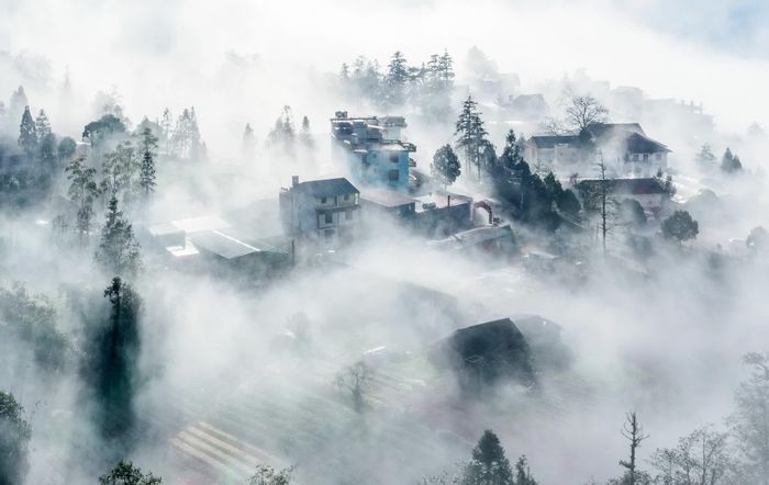 Săn mây ở Sa Pa phụ thuộc nhiều vào điều kiện thời tiết. Theo kinh nghiệm của những người thường xuyên chụp ảnh tại Sa Pa, sau những đêm có mưa, độ ẩm cao và sáng hôm sau trời quang là thời điểm dễ xuất hiện lớp mây đẹp.