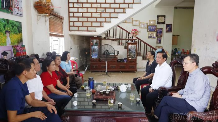 Đồng chí Nguyễn Thành Sinh - Phó Chủ tịch UBND tỉnh thăm hỏi, động viên các hộ dân tái định cư tại chỗ ở khu tái định cư Tân Lập.