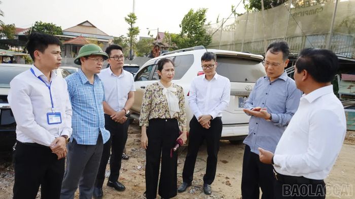 Đoàn công tác kiểm tra khu vực thực hiện dự án và nghe báo cáo những khó khăn, vướng mắc trong công tác giải phóng mặt bằng.