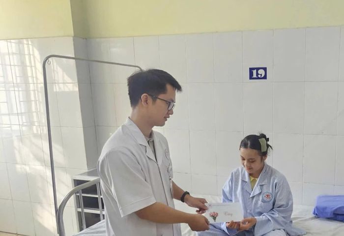 Trung tâm Y tế khu vực Văn Yên trao quà cho người bệnh đang điều trị tại Đơn nguyên, thể hiện sự quan tâm, động viên tinh thần người bệnh trong quá trình điều trị.