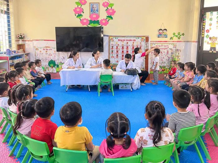Trạm Y tế xã Tả Van khám sức khỏe cho học sinh Trường Mầm non Tả Van.