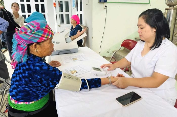 Cán bộ y tế thực hiện khám, sàng lọc và tư vấn sức khỏe cho người cao tuổi tại điểm khám.