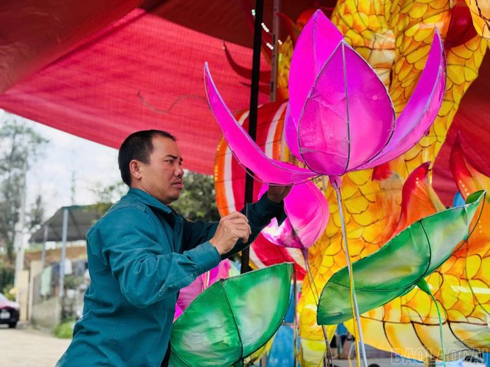 Mô hình “Hào quang Rồng Việt - Rực rỡ đêm thu” có tổng kinh phí hơn 60 triệu đồng, được huy động từ sự đóng góp của người dân và các doanh nghiệp trên địa bàn tổ dân phố.