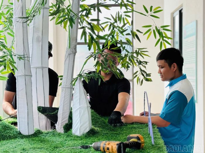 Từng chi tiết của mô hình được người dân cẩn thận trang trí, lắp đèn điện chiếu sáng. Từ những khung sắt thô sơ, các mô hình dần trở nên sinh động, hoành tráng và mang dấu ấn riêng của từng đơn vị.