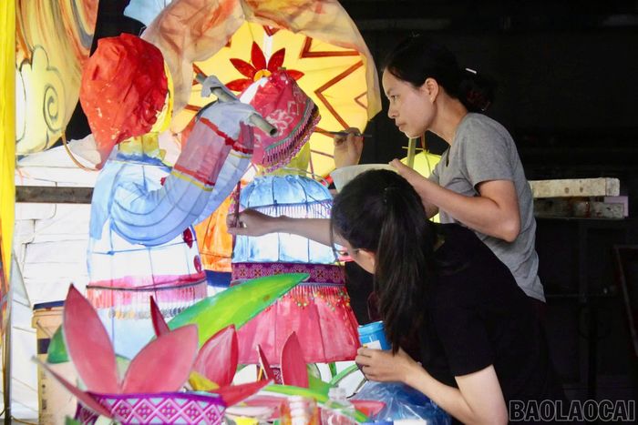 Mô hình đèn “Trung thu gắn kết - yêu thương” của Trường Mầm non Sa Pa được làm chủ yếu bằng thép, decal và sơn phun, đang được các cô giáo khẩn trương hoàn thiện, hiện đạt khoảng 90%.