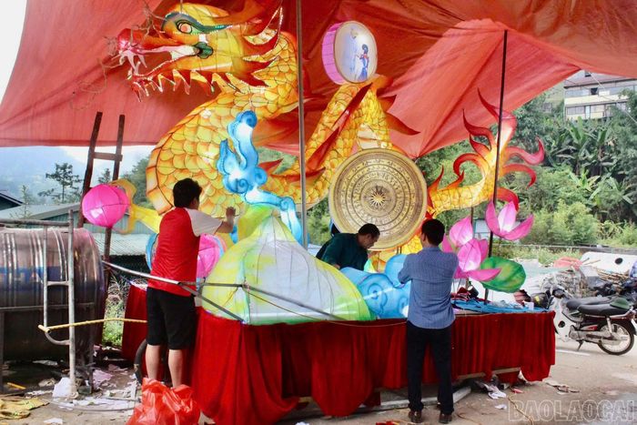 Những ngày cùng làm đèn cũng trở thành dịp để mọi người trò chuyện, chia sẻ công việc và động viên nhau. Từ những điều tưởng như rất nhỏ ấy, tinh thần đoàn kết cộng đồng được vun đắp. Vì thế, mỗi mô hình đèn Trung thu là kết quả từ sự chung tay, góp sức của cả tổ dân phố.