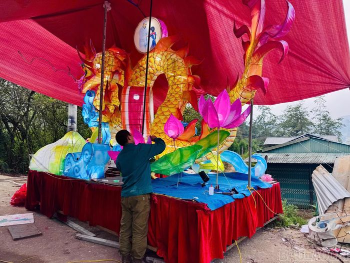 Mô hình đèn Trung thu của tổ dân phố Thác Bạc mang tên “Hào quang Rồng Việt - Rực rỡ đêm thu”, lấy cảm hứng từ hình tượng rồng và trống đồng - những biểu trưng gắn với văn hóa, lịch sử dân tộc. Trong đó, trống đồng gợi nhắc nền văn minh Lạc Việt cổ đại, tinh thần đoàn kết và niềm tự hào dân tộc.