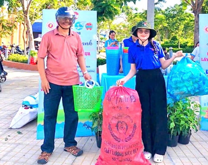 Người dân tích cực tham gia đổi rác thải lấy cây xanh ở xã Liên Hương