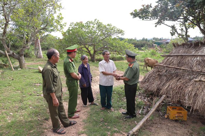 Khi đời sống người dân từng bước ổn định, bà con yên tâm lao động sản xuất, tích cực sát cánh cùng lực lượng công an giữ vững bình yên thôn, bon