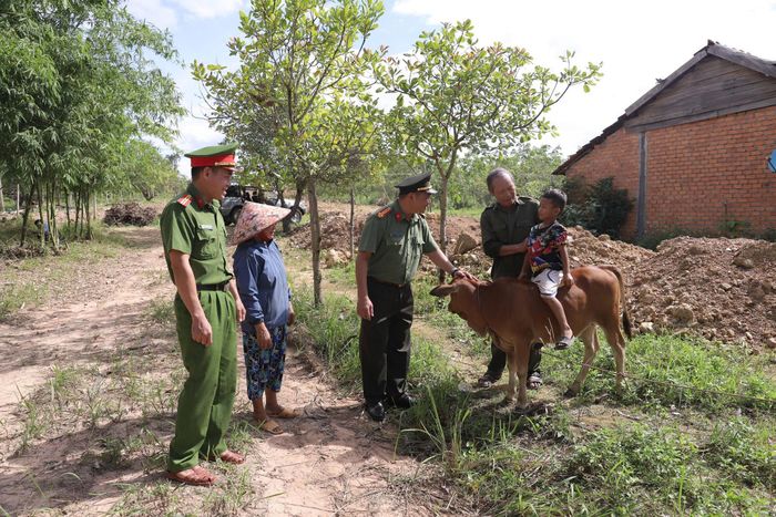 Gia đình ông Lương Văn Truyền cảm ơn lực lượng Công an xã đã hỗ trợ bò giống để gia đình phát triển kinh tế